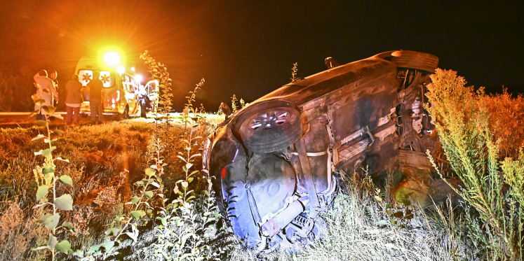 Foto: Auto belandt op z’n kant na eenzijdig ongeval op N69 bij Riethoven