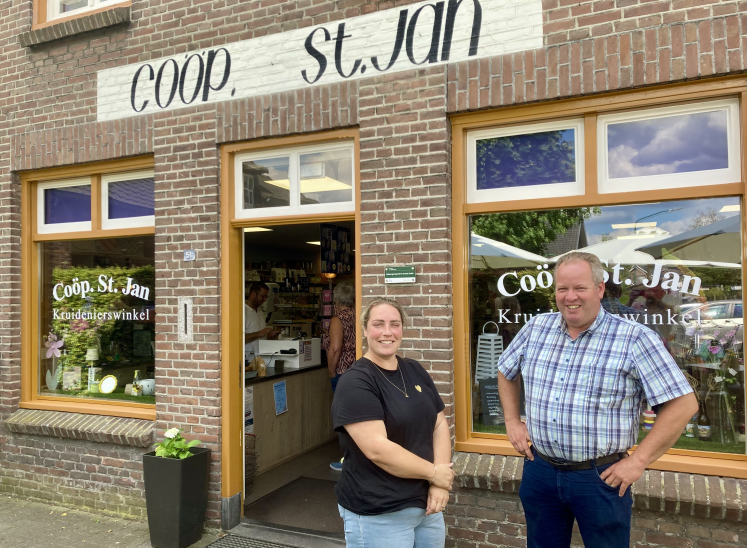 Foto: Kleine dorpswinkeltjes in de Kempen vervullen ook sociale functie, praatje bij de kassa is belangrijk