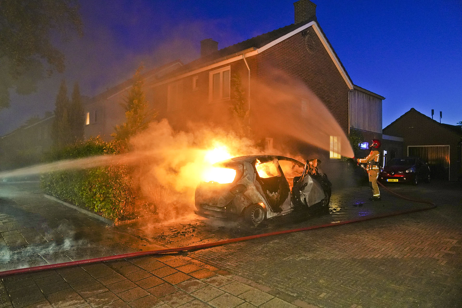 Foto: Elektrische auto brandt volledig uit op oprit in Veldhoven