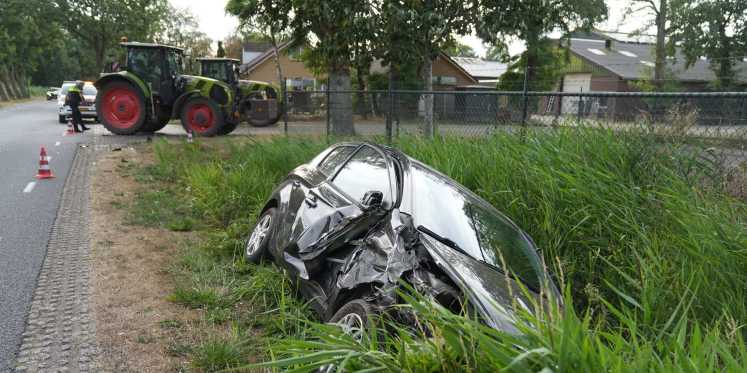 Foto: Auto belandt in sloot na botsing met tractor in Maarheeze