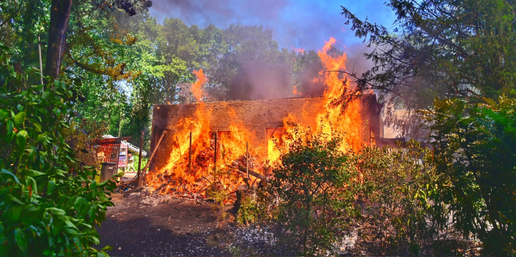 Foto: Grote brand in schuur naast woonhuis in Steensel