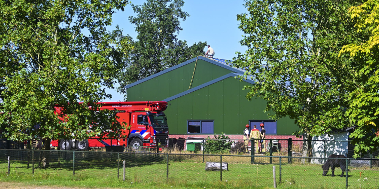 Foto: Boer bestrijdt schuurbrand vanaf dak in Sterksel