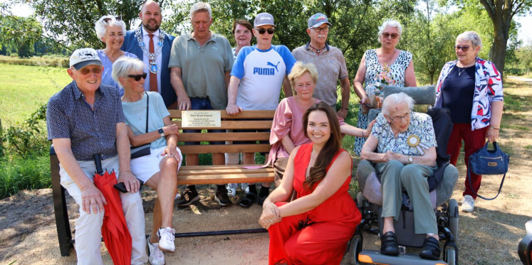 Foto: Bankje voor eeuweling Marie Brans-Faassen uit Valkenswaard