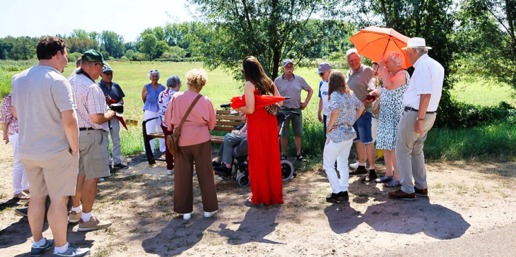 Foto: Bankje voor eeuweling Marie Brans-Faassen uit Valkenswaard