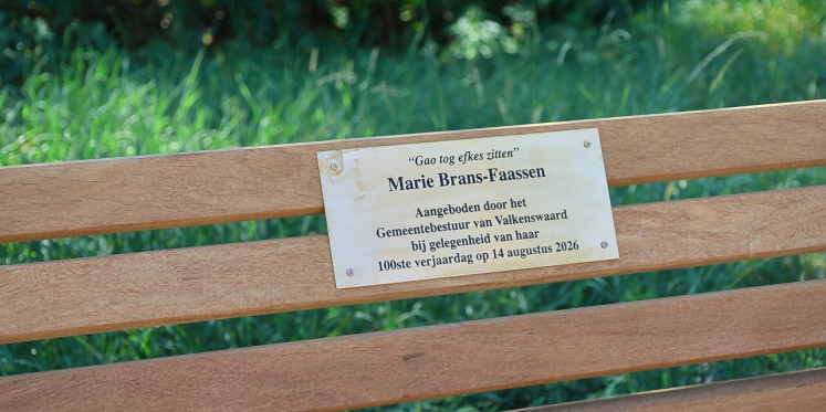 Foto: Bankje voor eeuweling Marie Brans-Faassen uit Valkenswaard