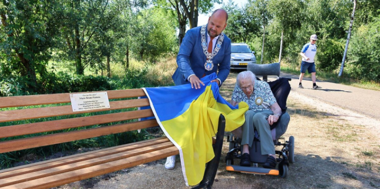 Foto: Bankje voor eeuweling Marie Brans-Faassen uit Valkenswaard