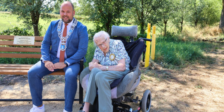 Foto: Bankje voor eeuweling Marie Brans-Faassen uit Valkenswaard