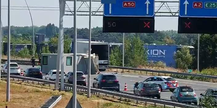 Foto: Vrachtwagen verliest lading op A2 bij Eindhoven, weg afgesloten
