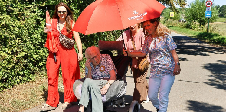 Foto: Bankje voor eeuweling Marie Brans-Faassen uit Valkenswaard