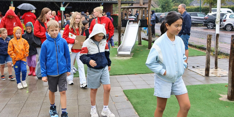 Foto: Vakantieweek Heeze ondanks regen enthousiast van start: ‘Gewoon lekker buitenspelen'