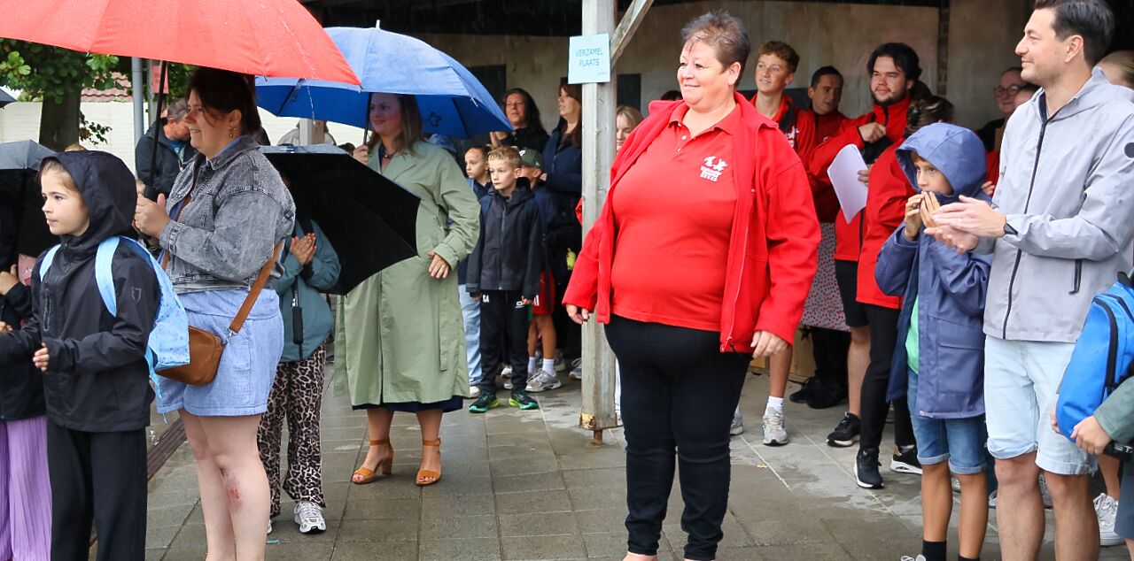 Foto: Vakantieweek Heeze ondanks regen enthousiast van start: ‘Gewoon lekker buitenspelen'