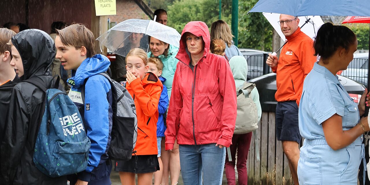Foto: Vakantieweek Heeze ondanks regen enthousiast van start: ‘Gewoon lekker buitenspelen'