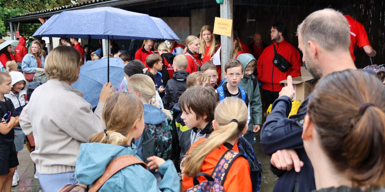 Foto: Vakantieweek Heeze ondanks regen enthousiast van start: ‘Gewoon lekker buitenspelen'