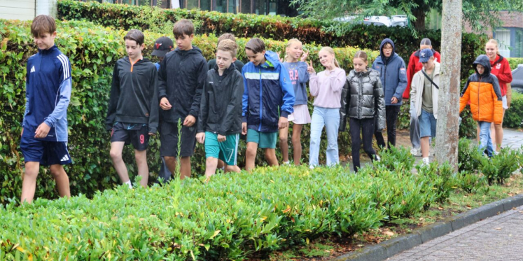 Foto: Vakantieweek Heeze ondanks regen enthousiast van start: ‘Gewoon lekker buitenspelen'