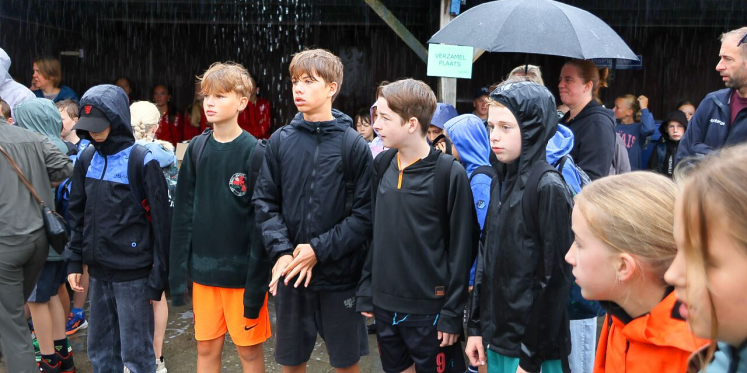Foto: Vakantieweek Heeze ondanks regen enthousiast van start: ‘Gewoon lekker buitenspelen'