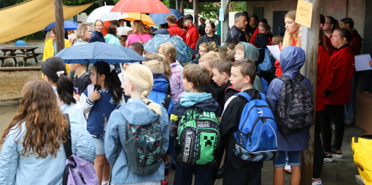 Foto: Vakantieweek Heeze ondanks regen enthousiast van start: ‘Gewoon lekker buitenspelen'
