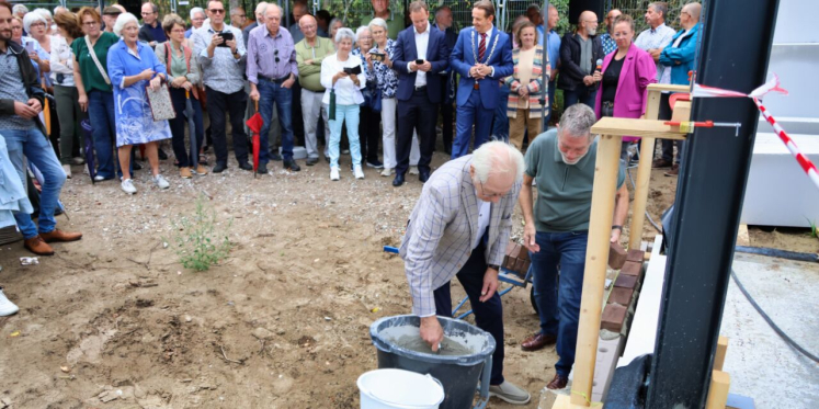 Foto: Eerste feestje nieuwe Schakel in Budel-Dorplein nu al gevierd, eerste steenlegging vindt plaats onder grote belangstelling