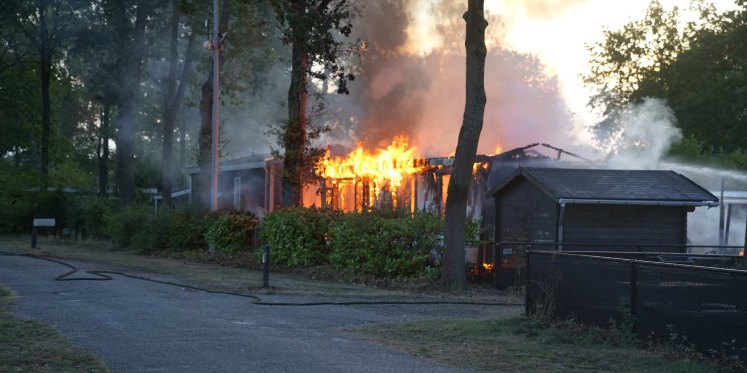Foto: Stacaravan volledig verwoest door brand bij Slot Cranendonck in Soerendonk