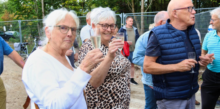 Foto: Eerste feestje nieuwe Schakel in Budel-Dorplein nu al gevierd, eerste steenlegging vindt plaats onder grote belangstelling