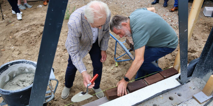 Foto: Eerste feestje nieuwe Schakel in Budel-Dorplein nu al gevierd, eerste steenlegging vindt plaats onder grote belangstelling