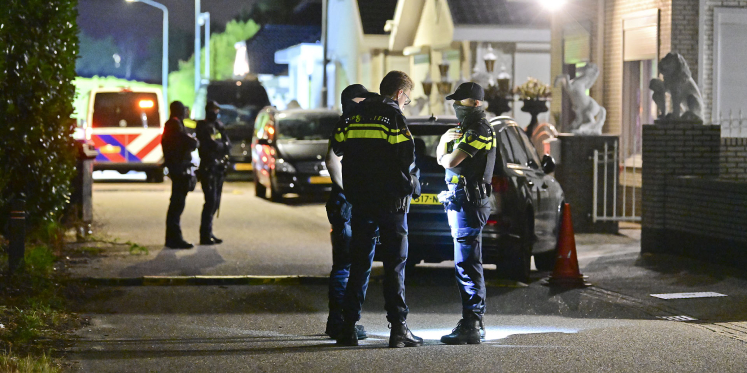 Foto: Grote politieactie op woonwagenkamp in Waalre