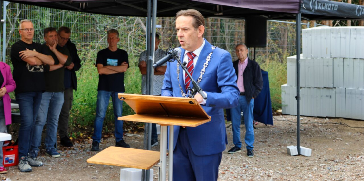 Foto: Eerste feestje nieuwe Schakel in Budel-Dorplein nu al gevierd, eerste steenlegging vindt plaats onder grote belangstelling