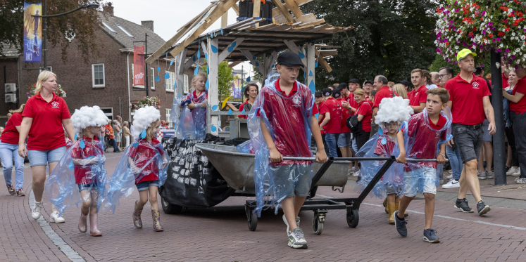 Foto: 450 kinderen halen alles uit de kast tijdens Kinderparade in Heeze