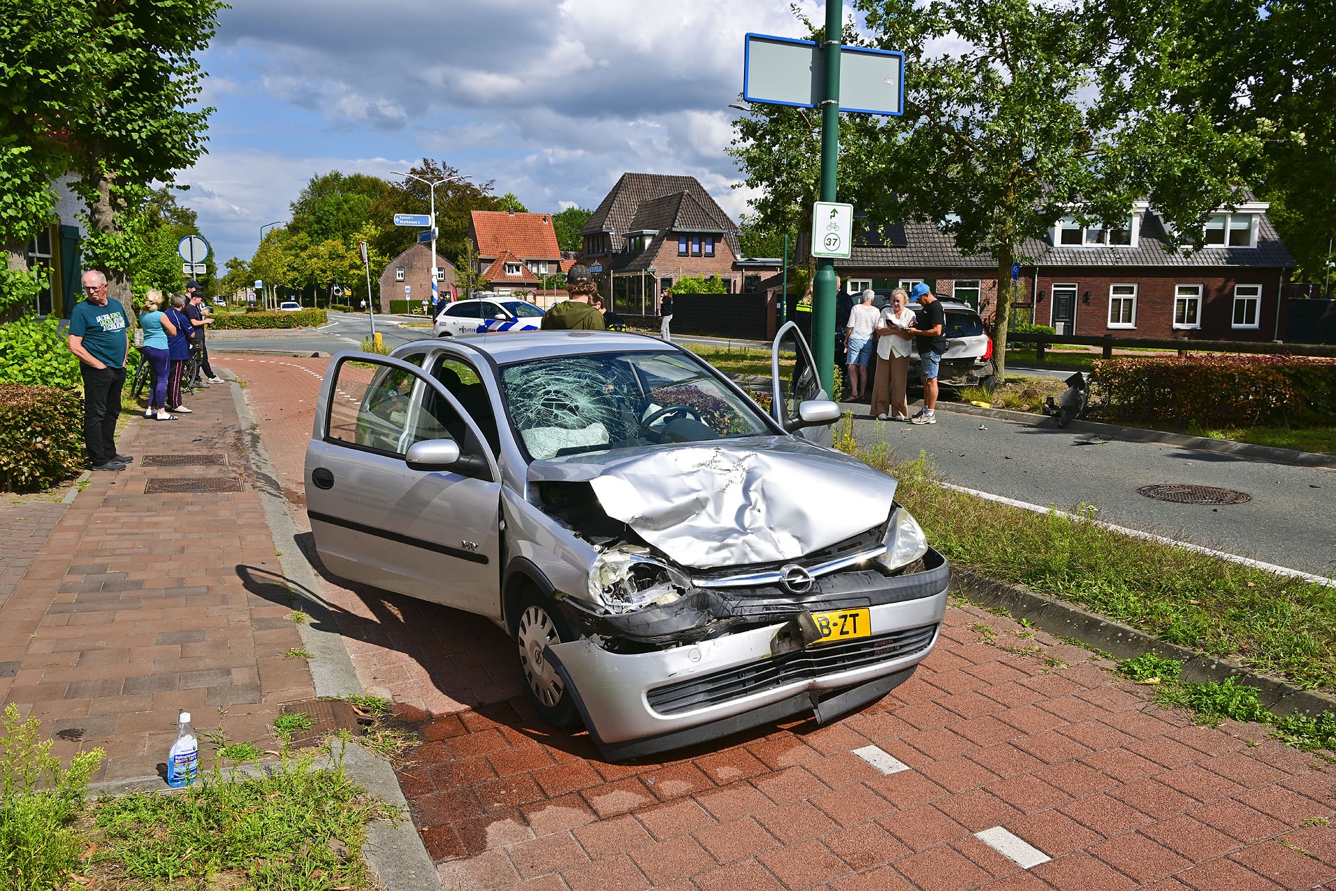Foto: Oudere vrouw gewond bij ongeval in 30 kilometerzone Westerhoven