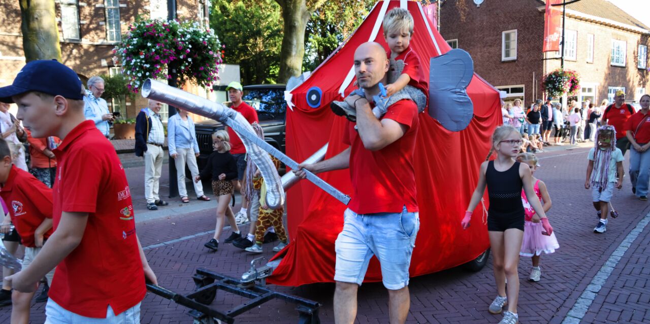 Foto: Kinderparade Heeze schittert met voor het eerst álle groepen