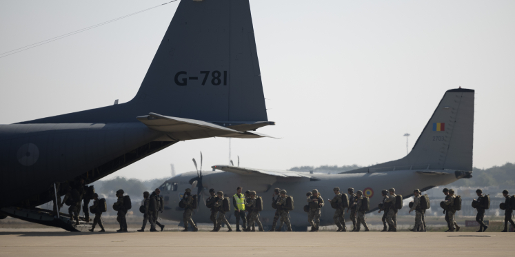 Foto: Internationale transportvliegtuigen oefenen luchtlandingsoperaties vanaf Vliegbasis Eindhoven