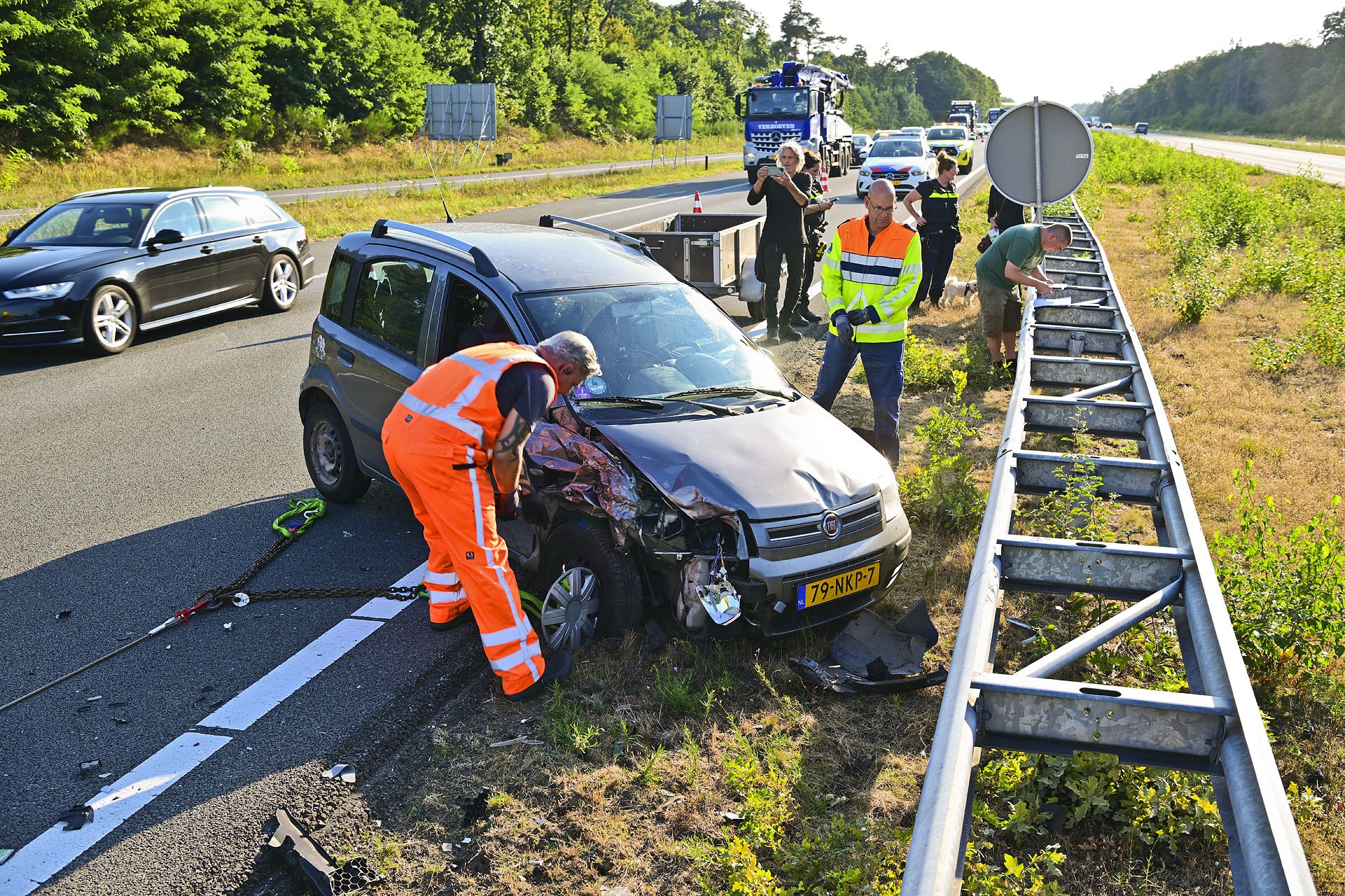 Foto: Auto met aanhanger kantelt bij ongeval op A67