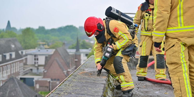 Foto: Grote brand in woning in Valkenierstraat in Valkenswaard