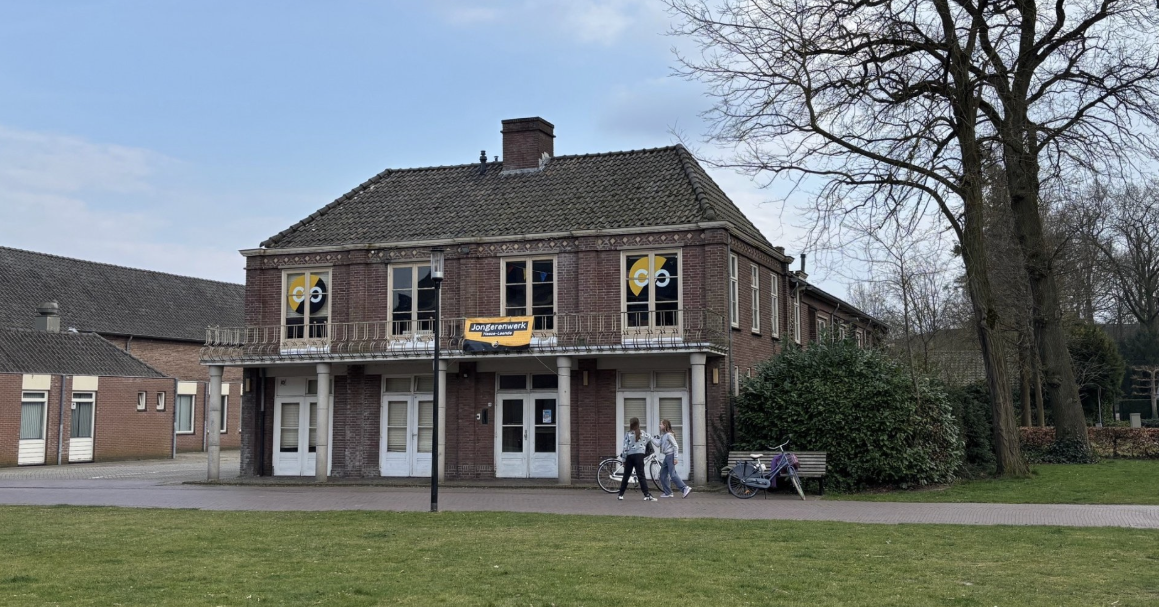 Foto: Jongeren aan de gang met opknapbeurt van hun eigen centrum in Heeze. Handjes welkom