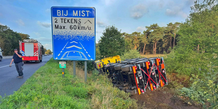 Foto: Vrachtwagen kantelt op E34 bij Bladel