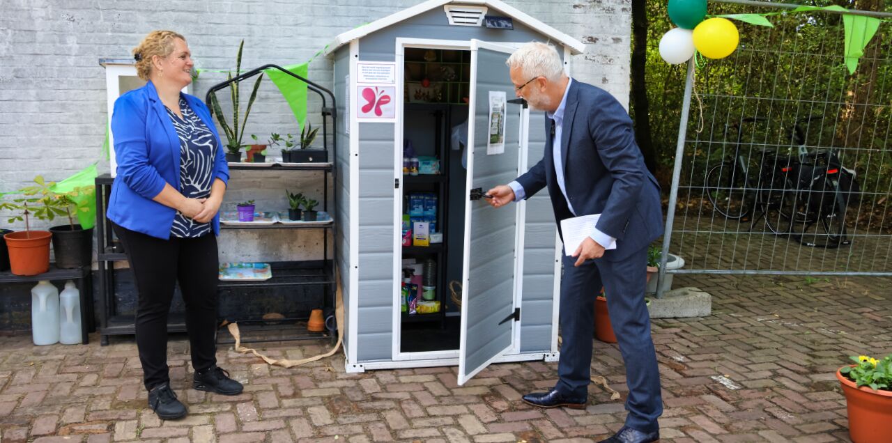Foto: Den Hoof opent voedselkast en menstruatiepunt in Soerendonk