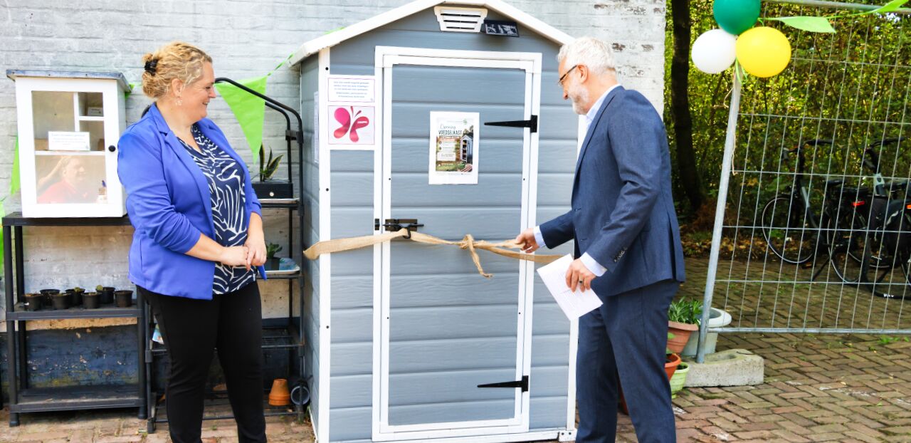 Foto: Den Hoof opent voedselkast en menstruatiepunt in Soerendonk