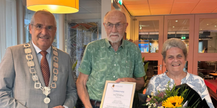 Foto: Jo Brans uit Hoogeloon ontvangt gemeentelijke onderscheiding