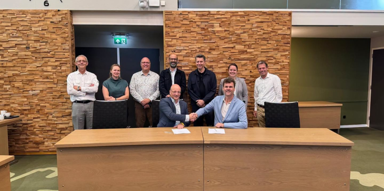 Foto: Atalenta en Moeskops' Bouwbedrijf ondertekenen overeenkomst voor bouw nieuw kindcentrum Bergeijk