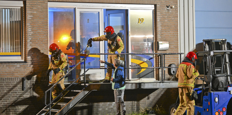 Foto: Brand op twee plekken bij logistiek bedrijf in Bergeijk, politie doet onderzoek