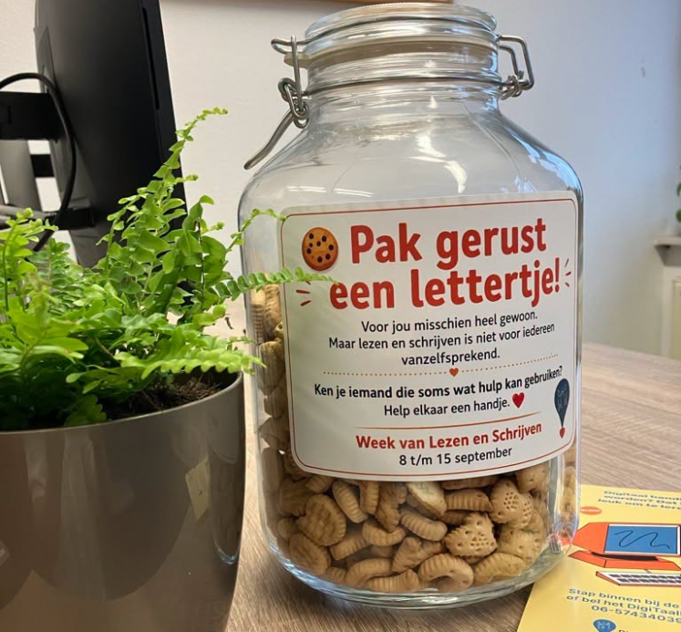 Foto: Gemeente Reusel de Mierden vraagt met pol vol letterkoekjes aandacht voor 'Week van lezen en schrijven'