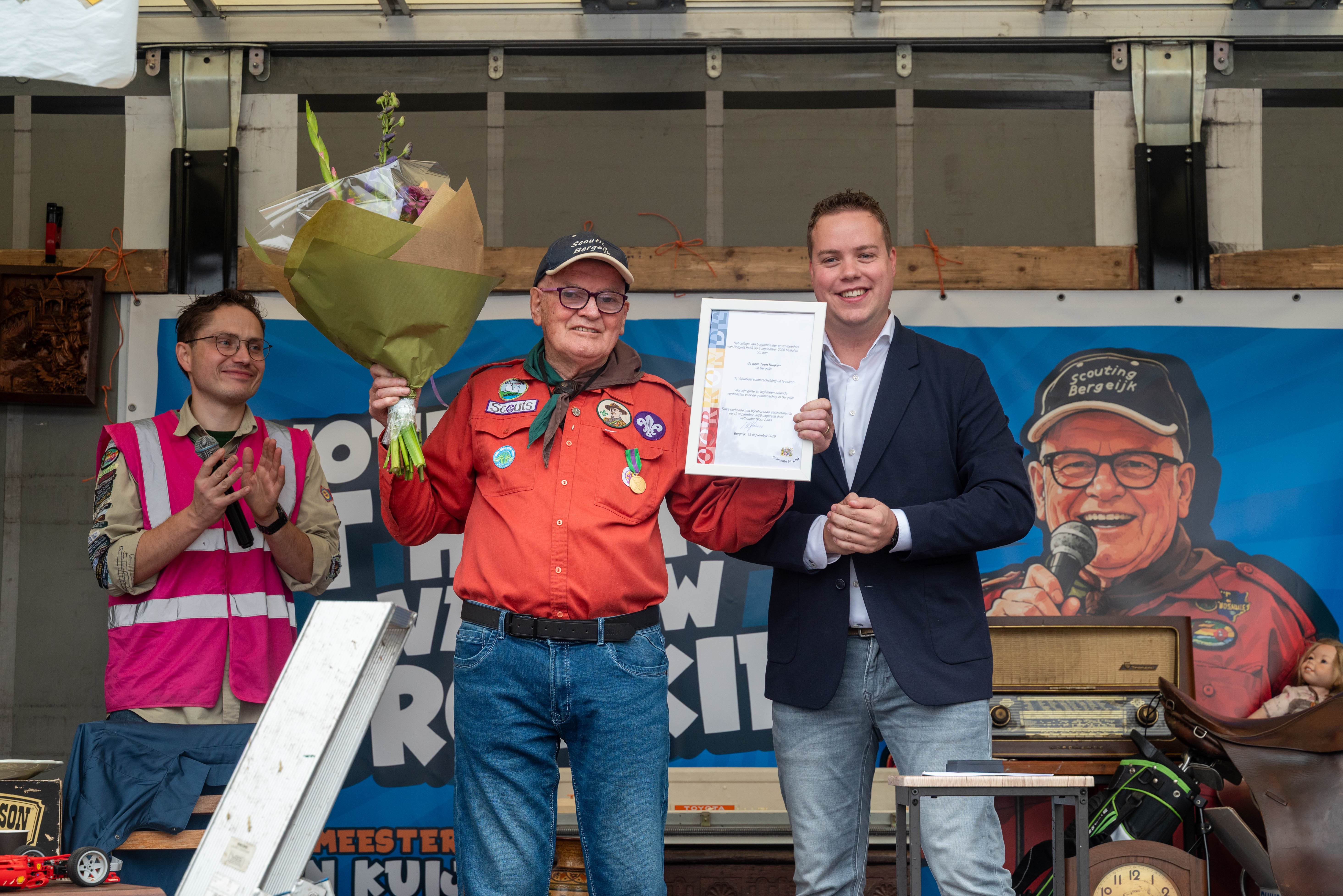 Foto: Toon Kuijken ontving zondag gemeentelijke vrijwilligersonderscheiding tijdens zijn geliefde vlooienmarkt