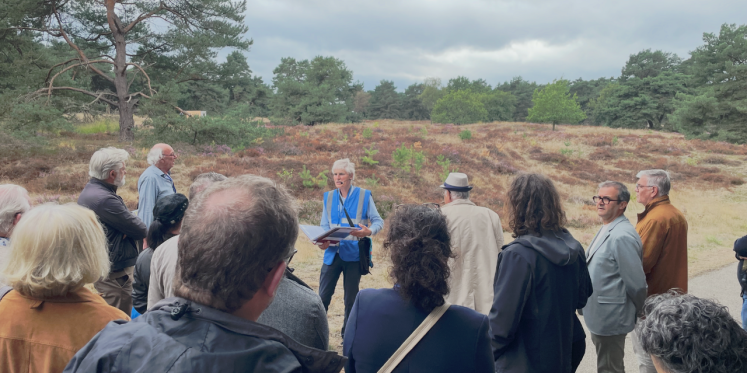 Foto: Vernieuwd urnenveld Boshoverheide tussen Weert en Budel geopend, nieuw Suske en Wiske-album brengt geschiedenis grafheuvels tot leven