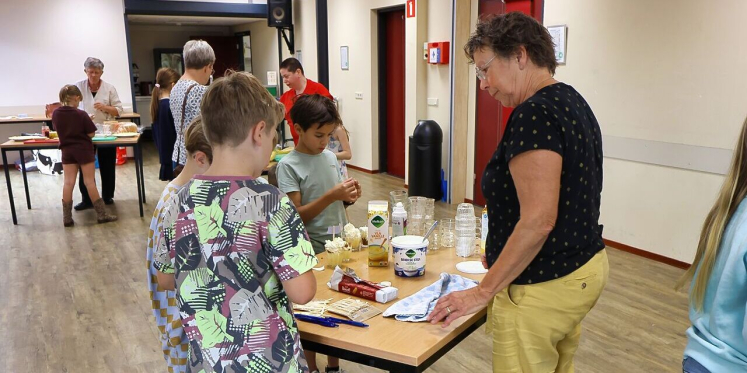Foto: Kinderen verzorgen High Tea in Dorpshuis Valentijn in Sterksel