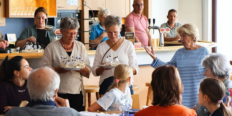 Foto: Kinderen verzorgen High Tea in Dorpshuis Valentijn in Sterksel