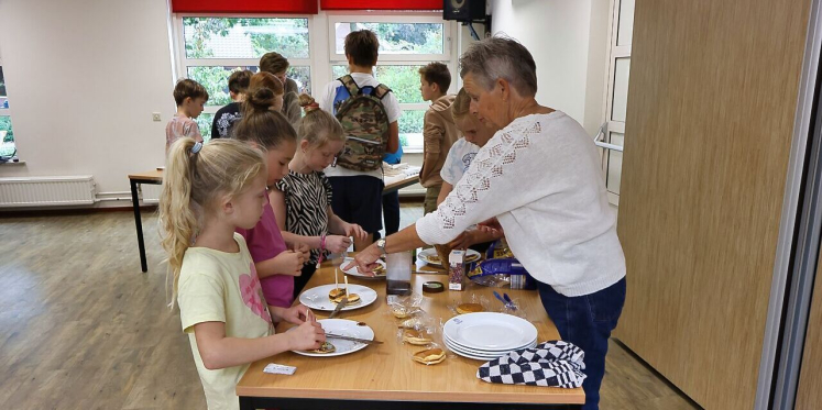 Foto: Kinderen verzorgen High Tea in Dorpshuis Valentijn in Sterksel