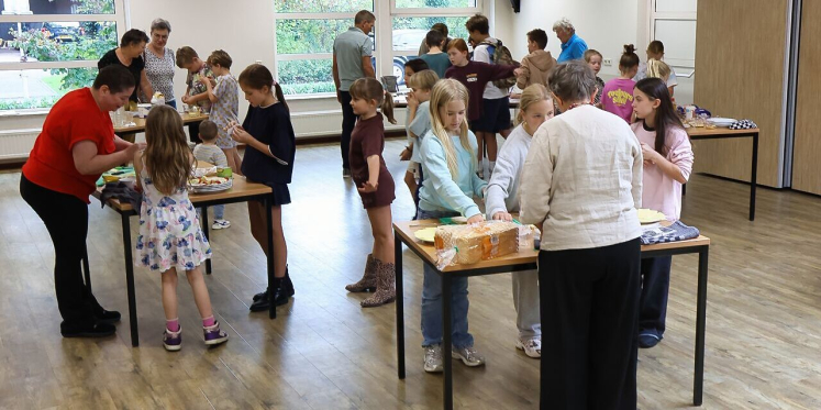 Foto: Kinderen verzorgen High Tea in Dorpshuis Valentijn in Sterksel