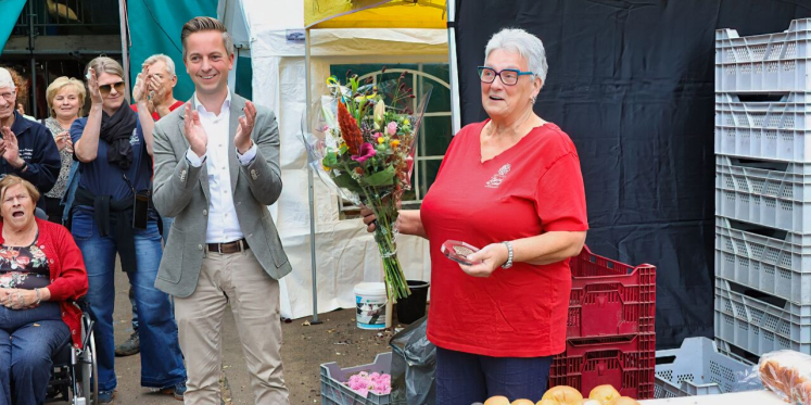Foto: Elly Scheuermann-Biemans ontvangt vrijwilligerspenning voor inzet bij corsobuurtschap Borkel en Schaft