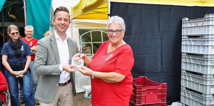 Foto: Elly Scheuermann-Biemans ontvangt vrijwilligerspenning voor inzet bij corsobuurtschap Borkel en Schaft