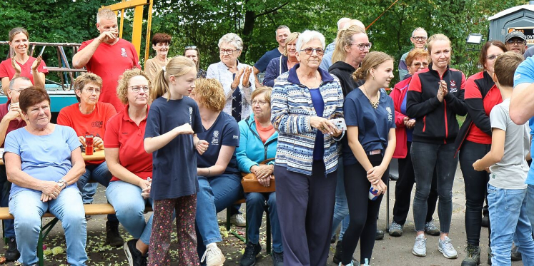 Foto: Elly Scheuermann-Biemans ontvangt vrijwilligerspenning voor inzet bij corsobuurtschap Borkel en Schaft