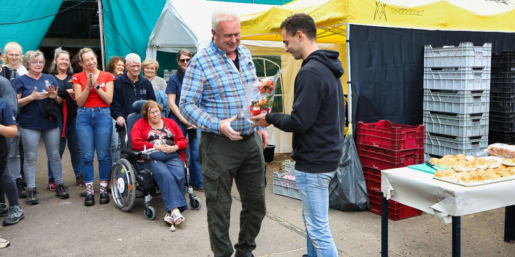 Foto: Elly Scheuermann-Biemans ontvangt vrijwilligerspenning voor inzet bij corsobuurtschap Borkel en Schaft